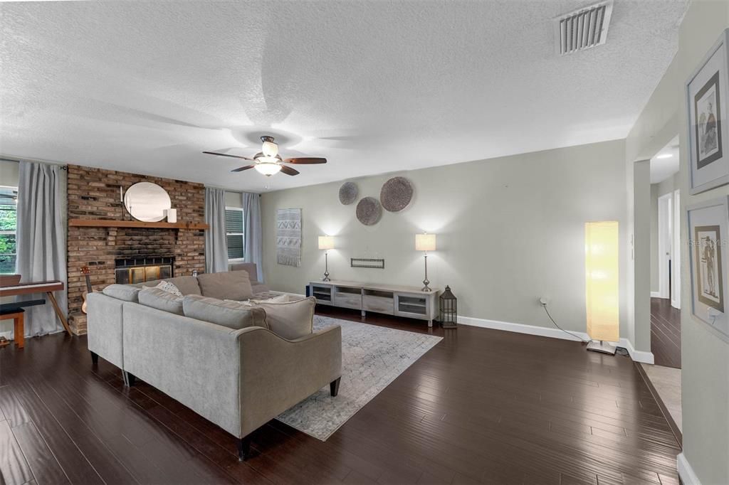 Activo con contrato: $599,990 (4 camas, 2 baños, 2000 Pies cuadrados)