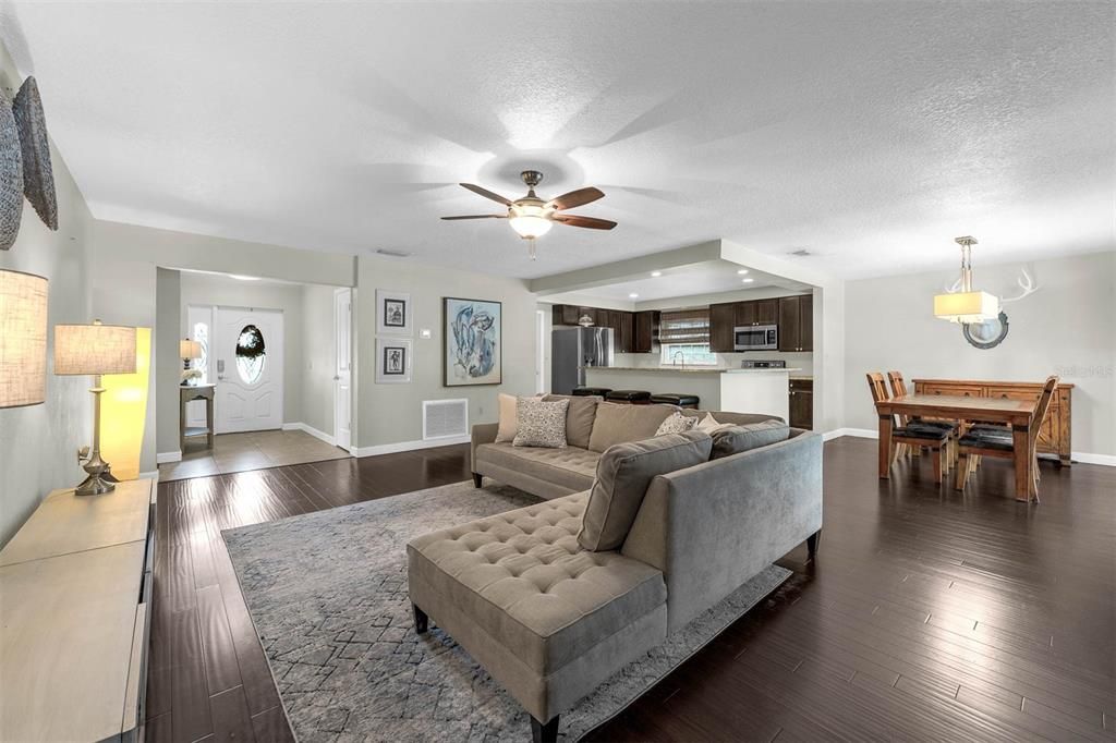 Activo con contrato: $599,990 (4 camas, 2 baños, 2000 Pies cuadrados)