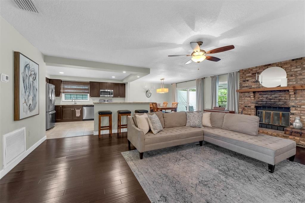 Activo con contrato: $599,990 (4 camas, 2 baños, 2000 Pies cuadrados)