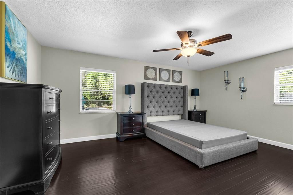 Activo con contrato: $599,990 (4 camas, 2 baños, 2000 Pies cuadrados)