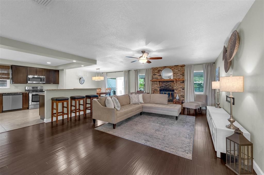 Activo con contrato: $599,990 (4 camas, 2 baños, 2000 Pies cuadrados)