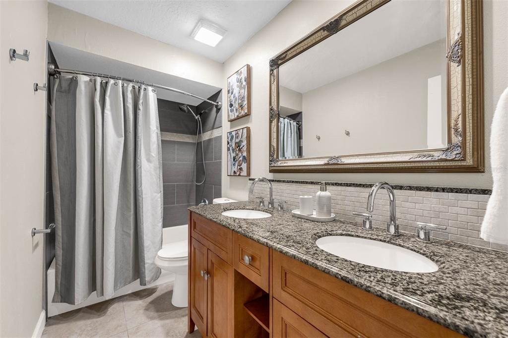 Activo con contrato: $599,990 (4 camas, 2 baños, 2000 Pies cuadrados)