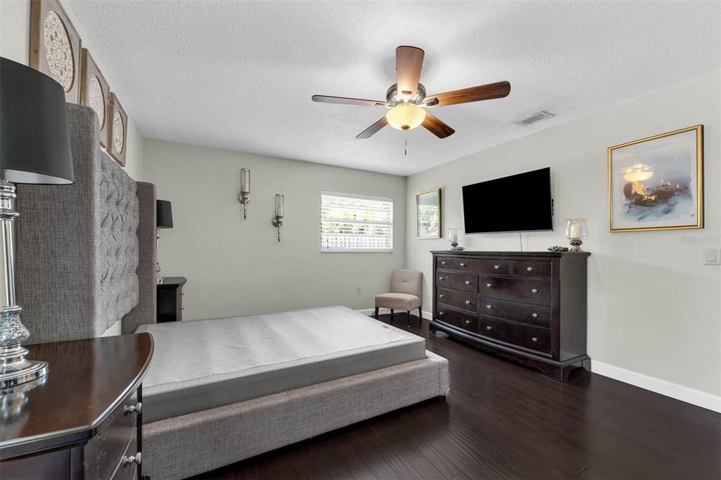 Activo con contrato: $599,990 (4 camas, 2 baños, 2000 Pies cuadrados)