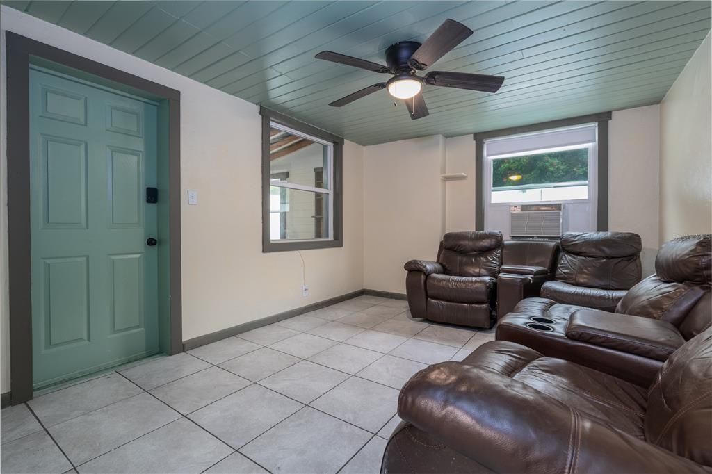 待售: $385,000 (3 贝兹, 0 浴室, 1402 平方英尺)