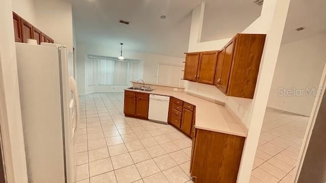 For Rent: $2,000 (3 beds, 2 baths, 2421 Square Feet)