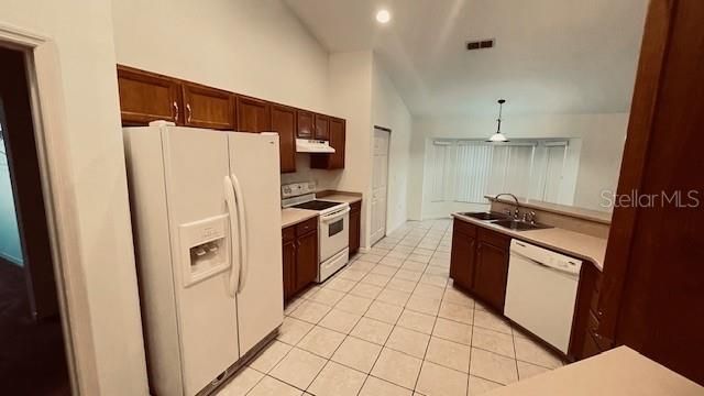 For Rent: $2,000 (3 beds, 2 baths, 2421 Square Feet)