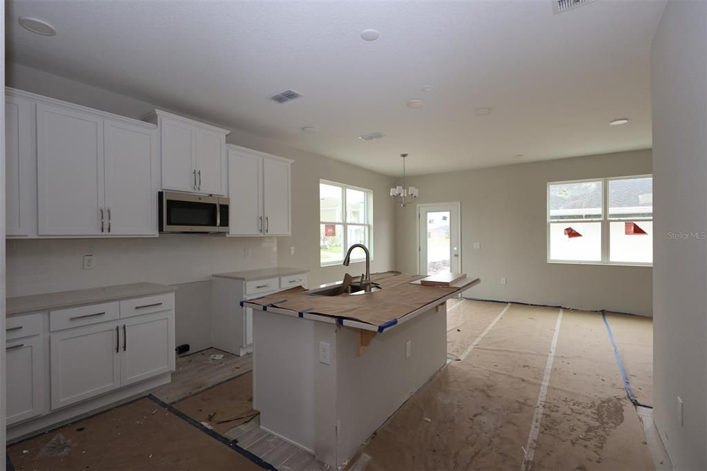 合同活跃: $364,990 (3 贝兹, 2 浴室, 1835 平方英尺)