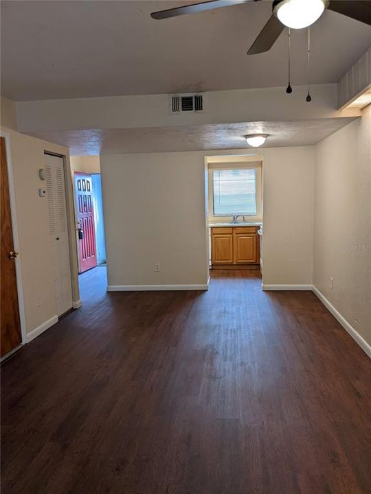 For Rent: $1,150 (2 beds, 1 baths, 960 Square Feet)