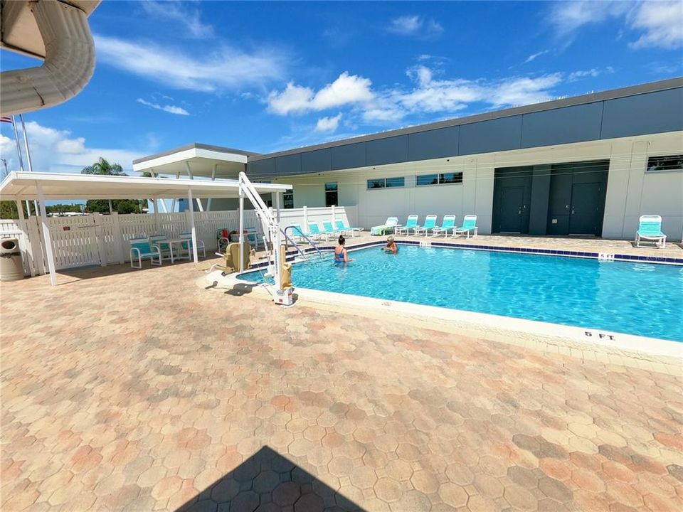 For Sale: $169,900 (2 beds, 2 baths, 1208 Square Feet)