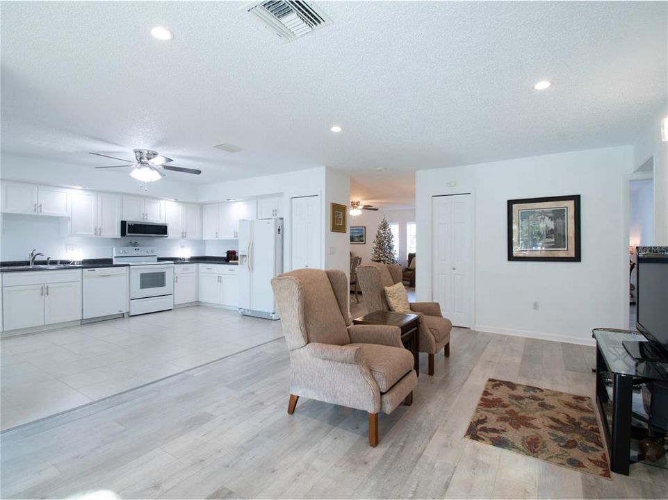 For Sale: $340,000 (2 beds, 2 baths, 1310 Square Feet)