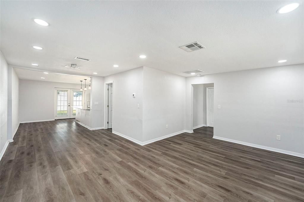 合同活跃: $350,000 (3 贝兹, 3 浴室, 1448 平方英尺)