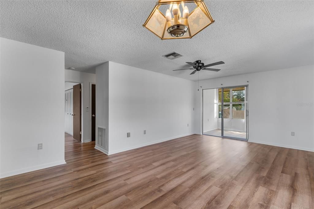 Active With Contract: $115,000 (2 beds, 2 baths, 1027 Square Feet)