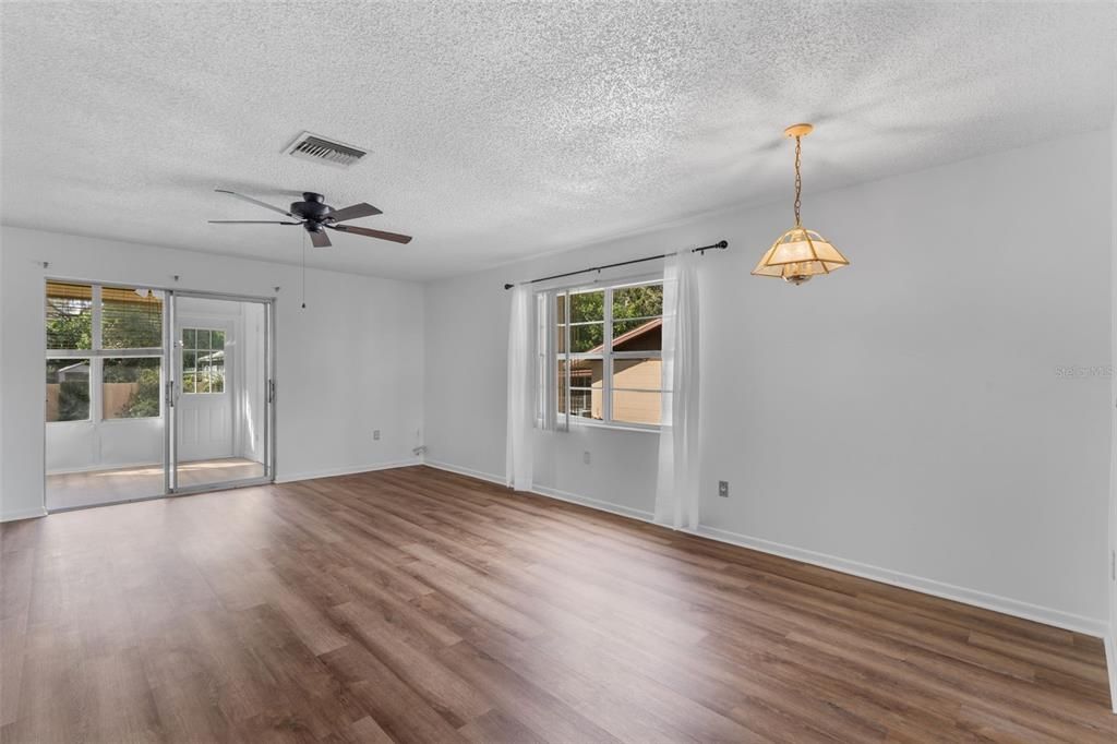 Active With Contract: $115,000 (2 beds, 2 baths, 1027 Square Feet)