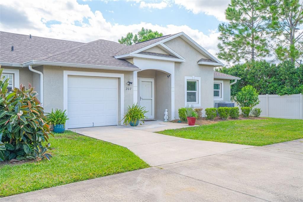 For Sale: $220,000 (2 beds, 2 baths, 939 Square Feet)