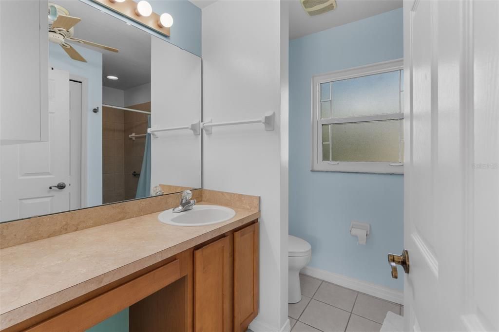 For Sale: $220,000 (2 beds, 2 baths, 939 Square Feet)