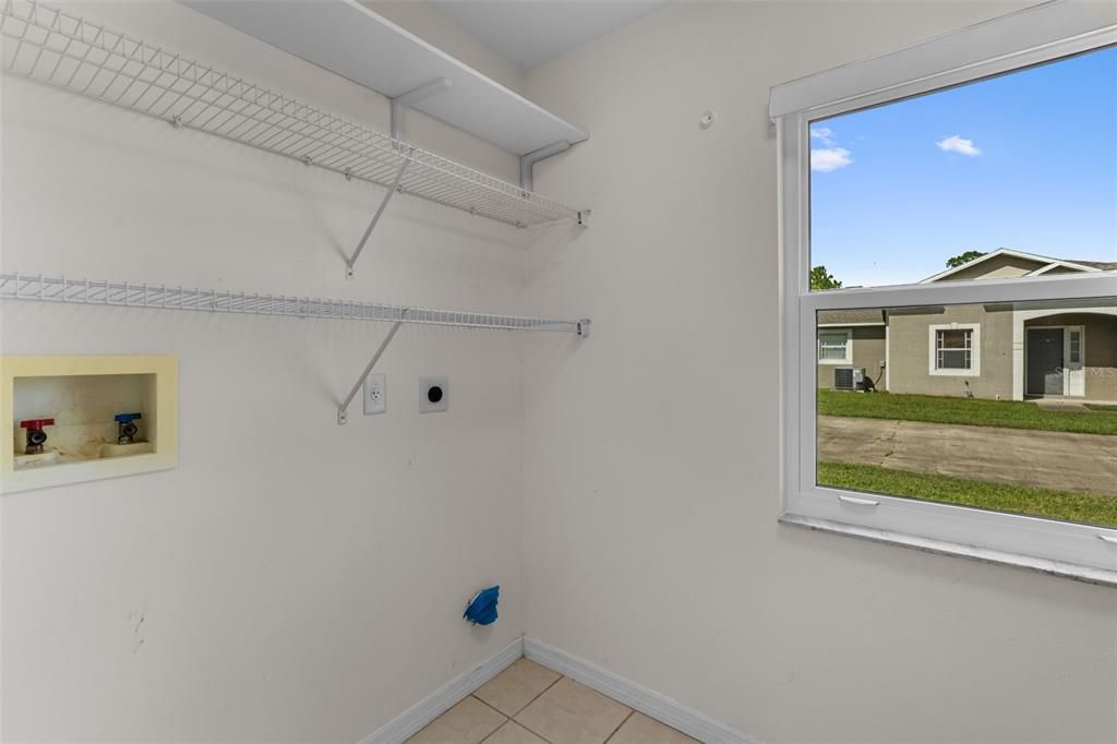 For Sale: $220,000 (2 beds, 2 baths, 939 Square Feet)