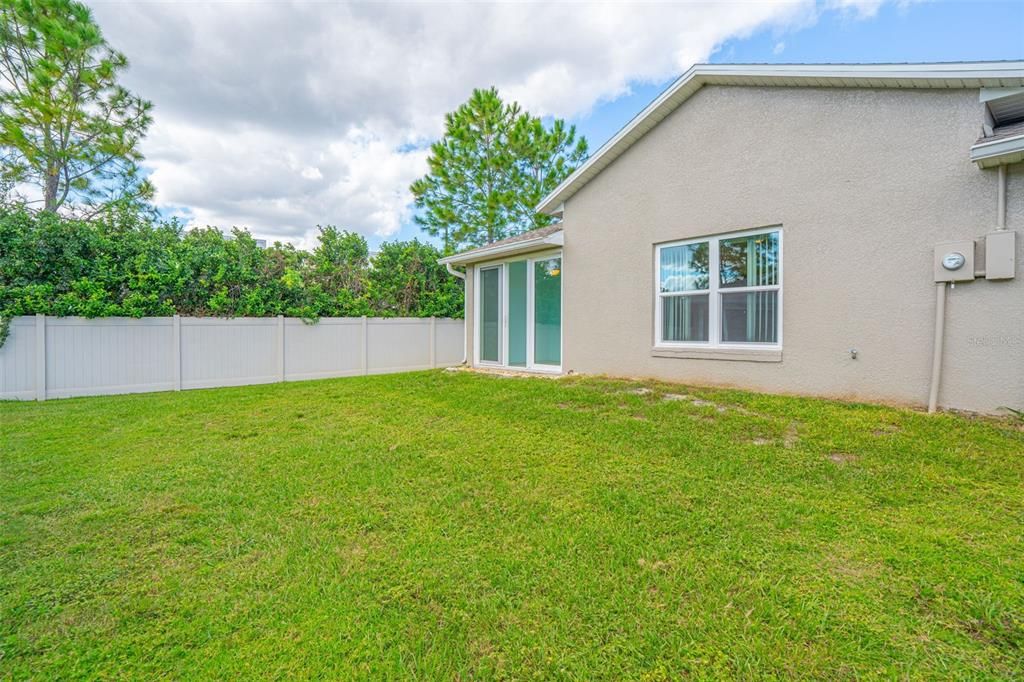 For Sale: $220,000 (2 beds, 2 baths, 939 Square Feet)