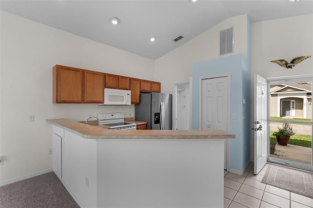 For Sale: $220,000 (2 beds, 2 baths, 939 Square Feet)