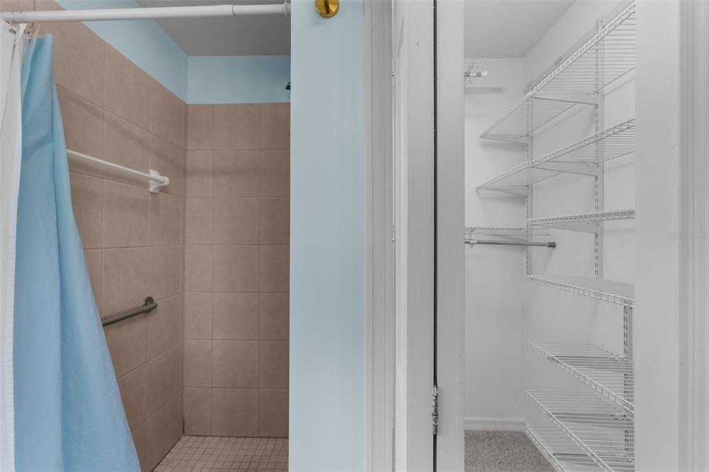 For Sale: $220,000 (2 beds, 2 baths, 939 Square Feet)