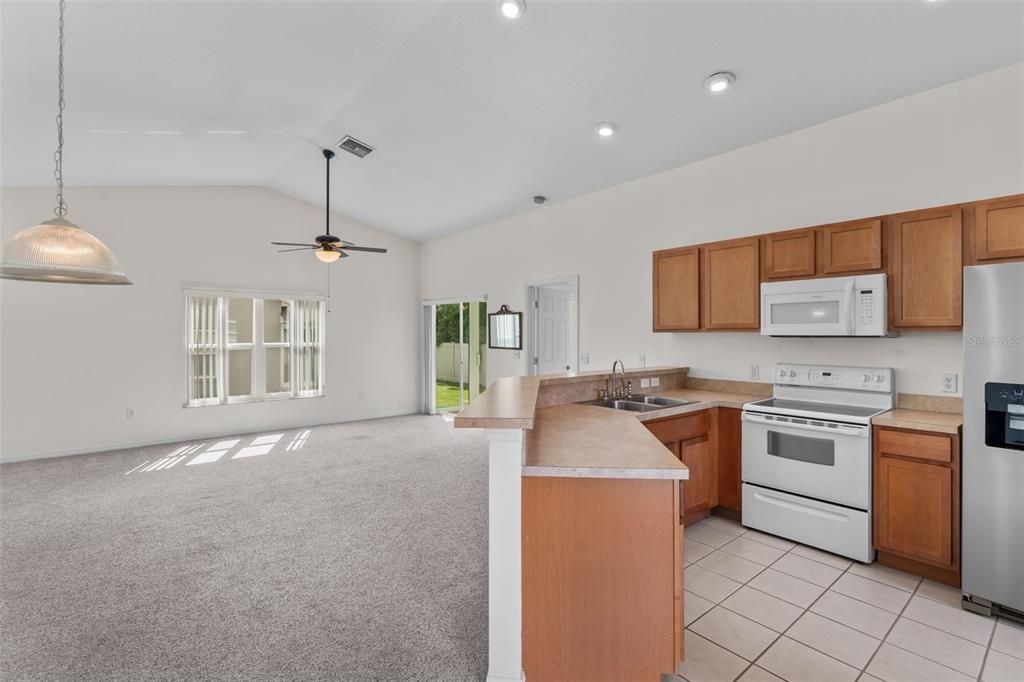 For Sale: $220,000 (2 beds, 2 baths, 939 Square Feet)