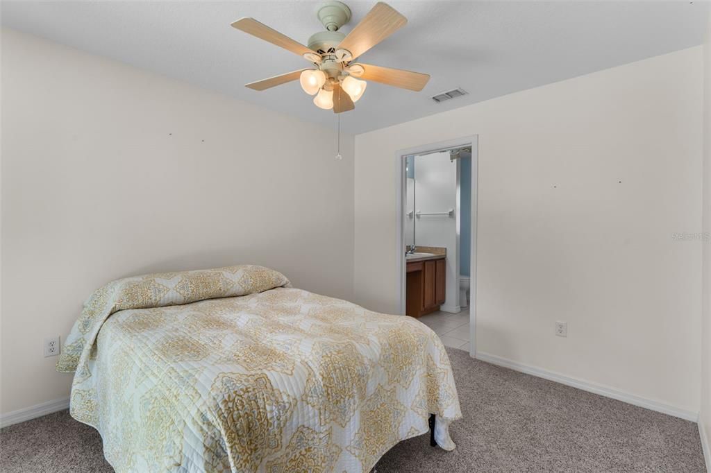 For Sale: $220,000 (2 beds, 2 baths, 939 Square Feet)