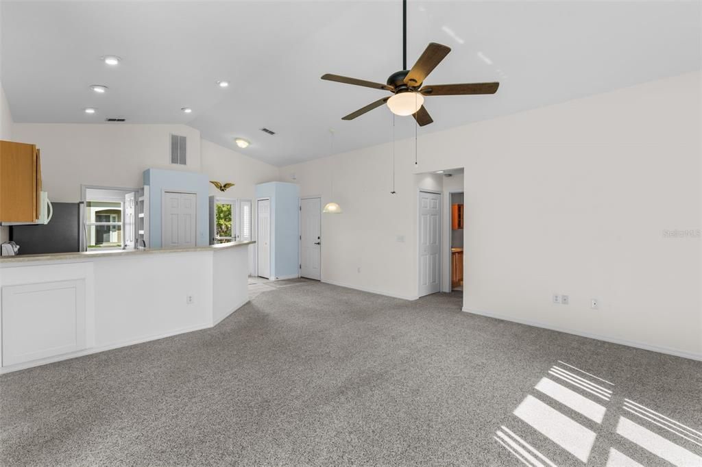 For Sale: $220,000 (2 beds, 2 baths, 939 Square Feet)