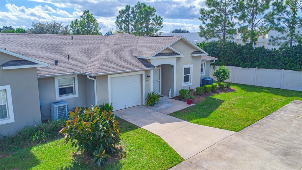 For Sale: $220,000 (2 beds, 2 baths, 939 Square Feet)