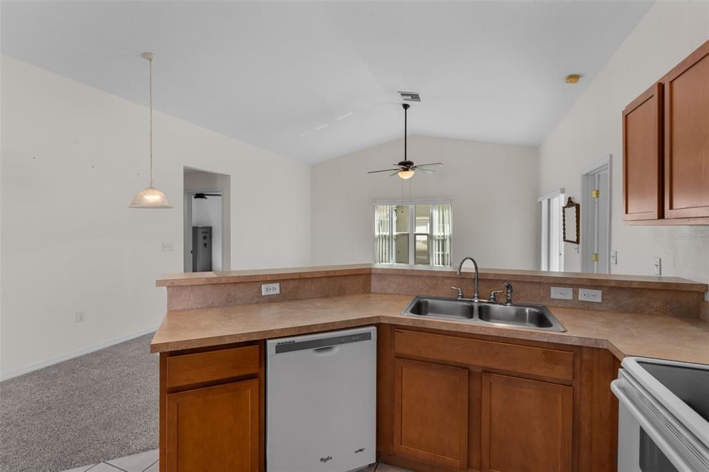 For Sale: $220,000 (2 beds, 2 baths, 939 Square Feet)