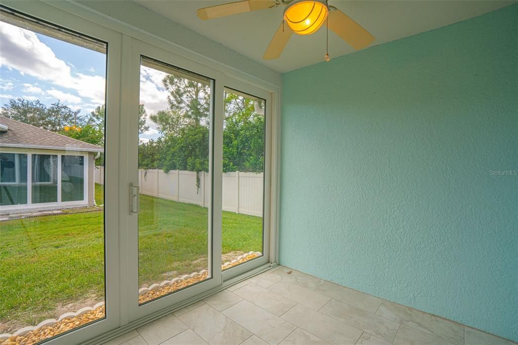 For Sale: $220,000 (2 beds, 2 baths, 939 Square Feet)