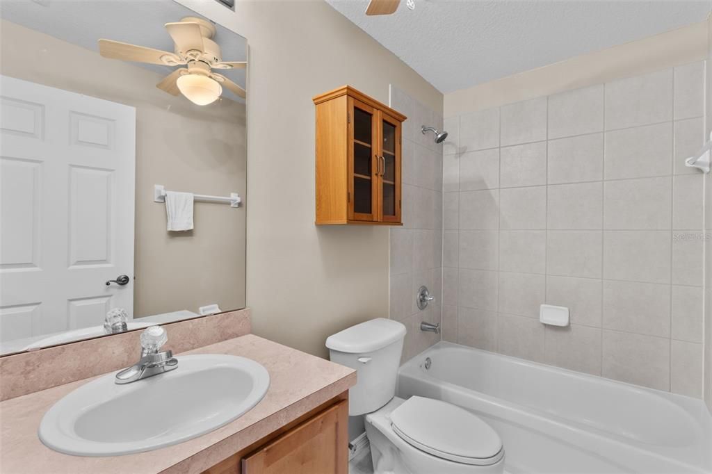 For Sale: $220,000 (2 beds, 2 baths, 939 Square Feet)