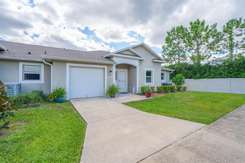 For Sale: $220,000 (2 beds, 2 baths, 939 Square Feet)