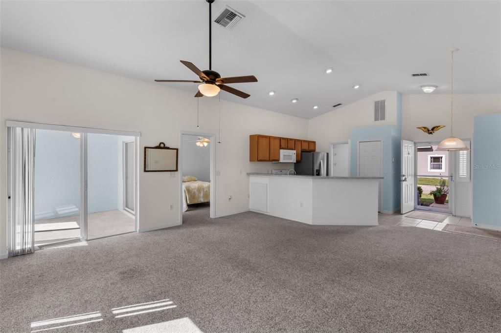 For Sale: $220,000 (2 beds, 2 baths, 939 Square Feet)