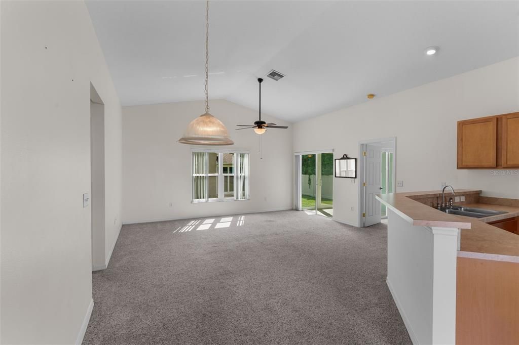 For Sale: $220,000 (2 beds, 2 baths, 939 Square Feet)