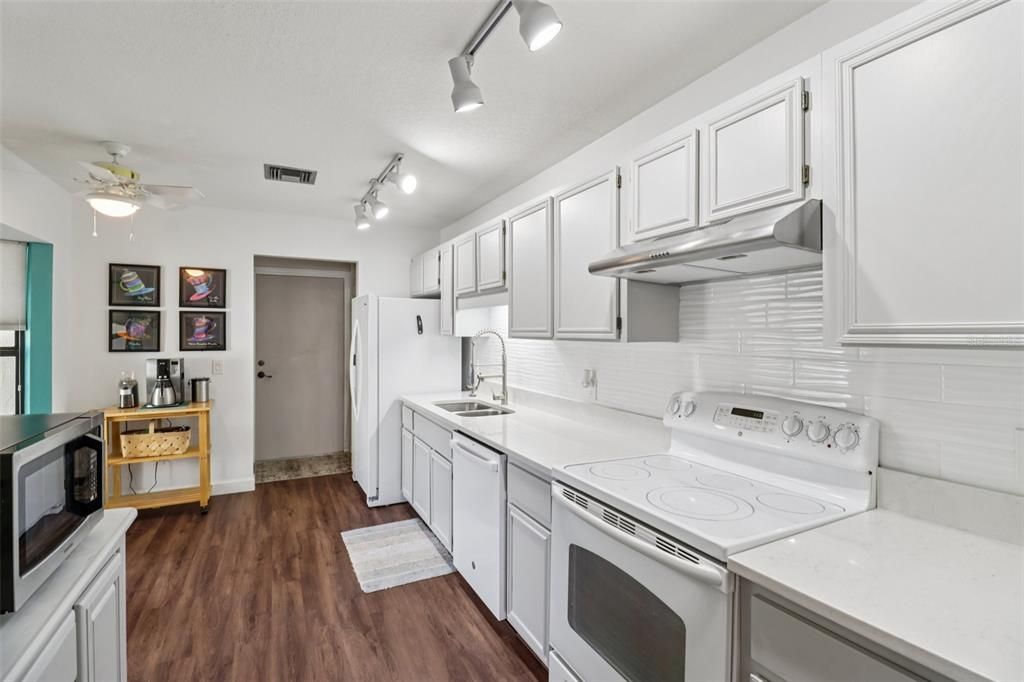 For Sale: $329,900 (2 beds, 2 baths, 1334 Square Feet)