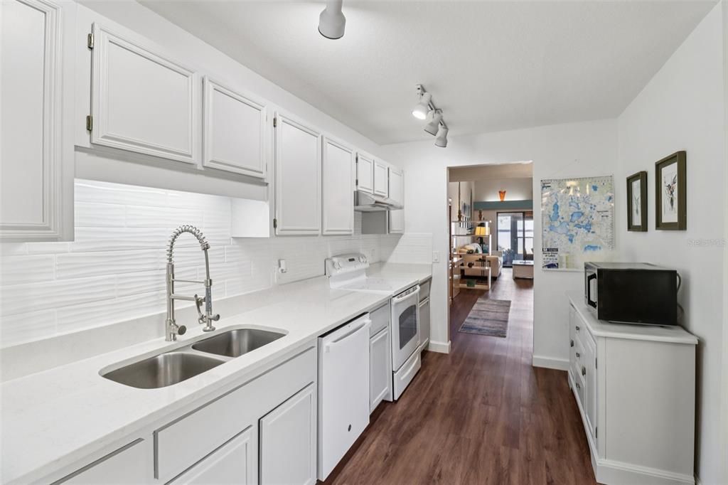 For Sale: $329,900 (2 beds, 2 baths, 1334 Square Feet)