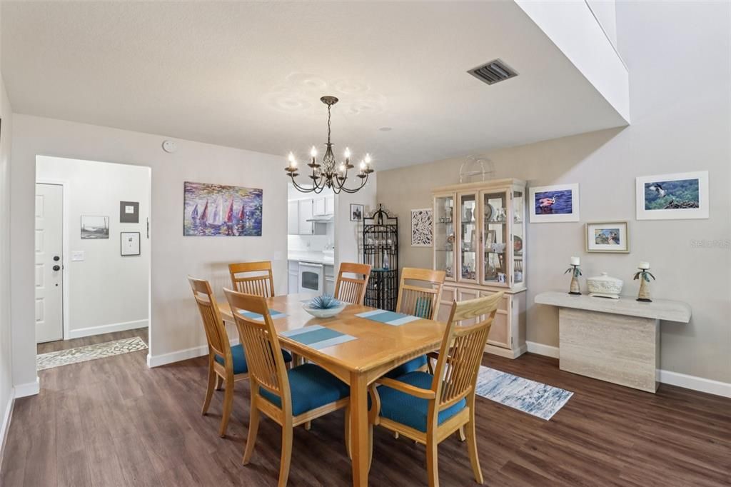 For Sale: $329,900 (2 beds, 2 baths, 1334 Square Feet)