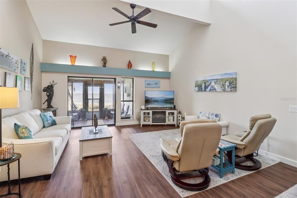 For Sale: $329,900 (2 beds, 2 baths, 1334 Square Feet)