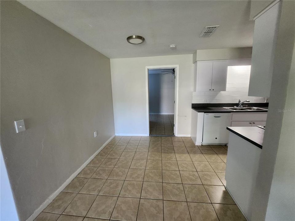 For Rent: $1,350 (3 beds, 1 baths, 900 Square Feet)