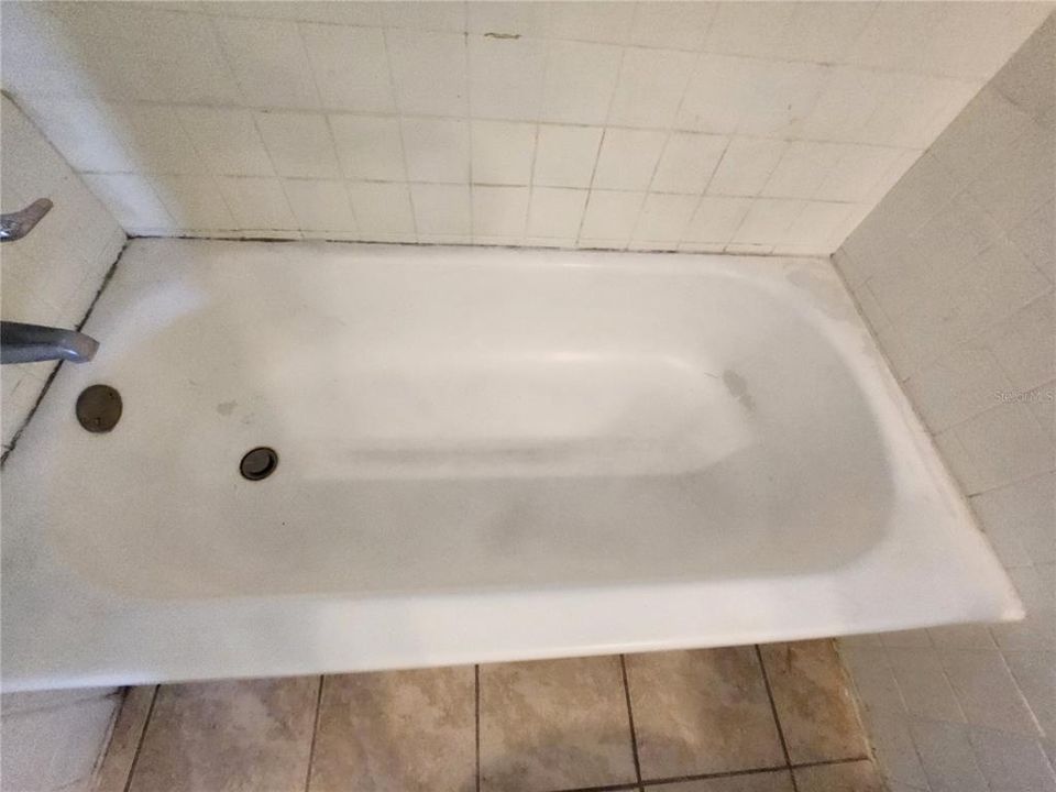 For Rent: $1,350 (3 beds, 1 baths, 900 Square Feet)