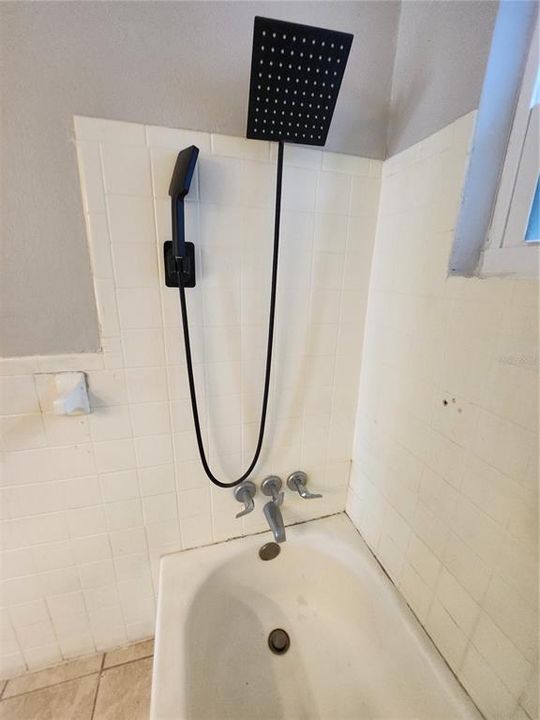 For Rent: $1,350 (3 beds, 1 baths, 900 Square Feet)