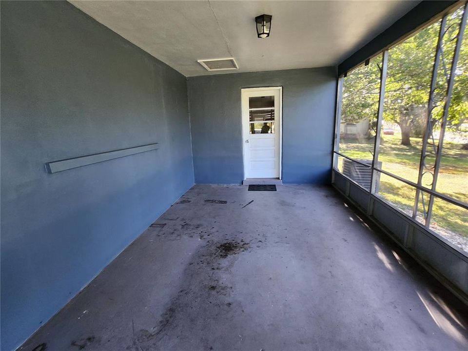 For Rent: $1,350 (3 beds, 1 baths, 900 Square Feet)