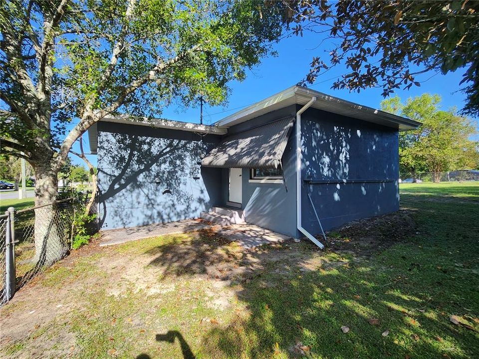 For Rent: $1,350 (3 beds, 1 baths, 900 Square Feet)