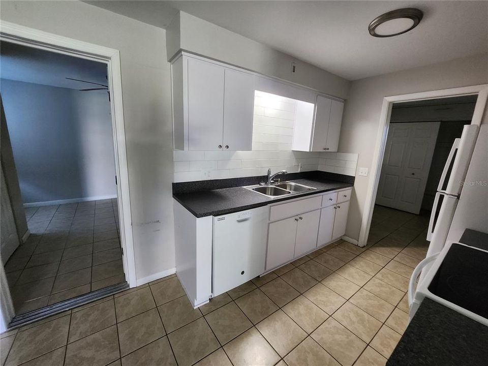 For Rent: $1,350 (3 beds, 1 baths, 900 Square Feet)