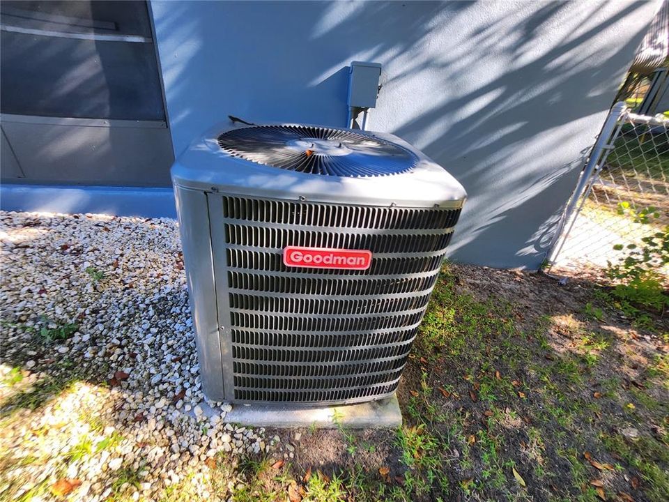 For Rent: $1,350 (3 beds, 1 baths, 900 Square Feet)