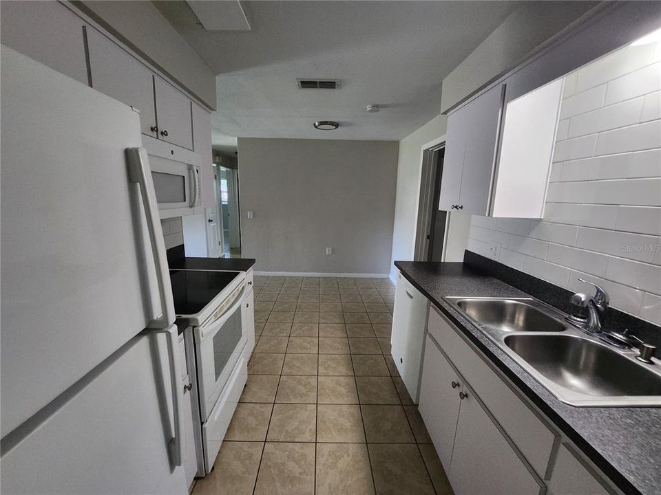 For Rent: $1,350 (3 beds, 1 baths, 900 Square Feet)