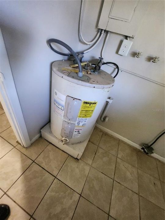 For Rent: $1,350 (3 beds, 1 baths, 900 Square Feet)