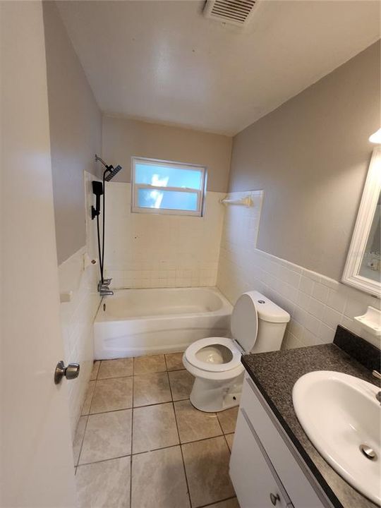 For Rent: $1,350 (3 beds, 1 baths, 900 Square Feet)