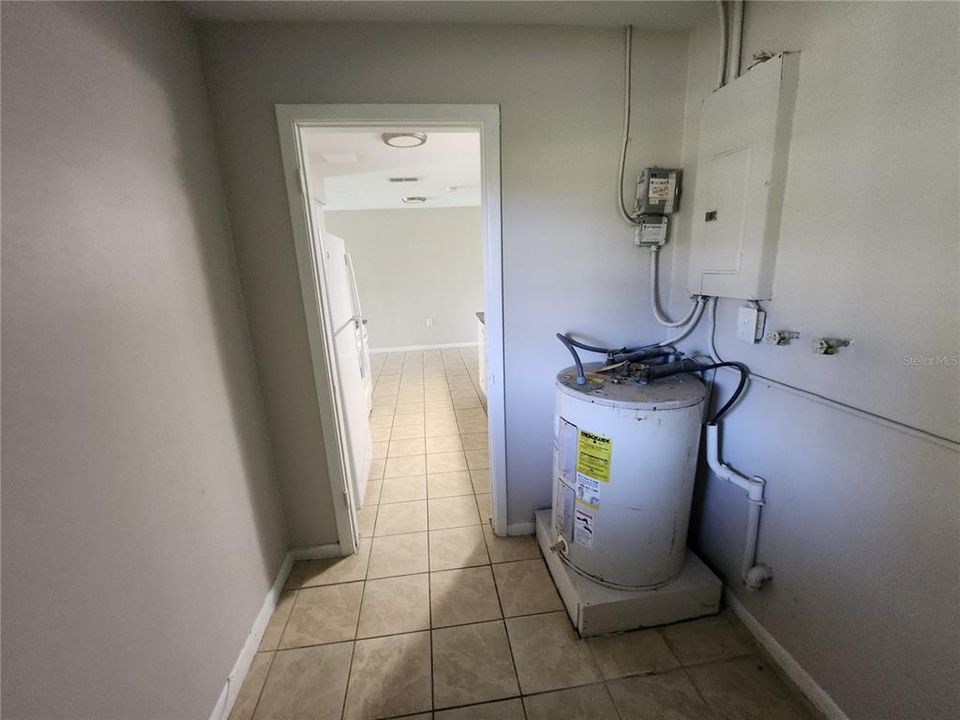 For Rent: $1,350 (3 beds, 1 baths, 900 Square Feet)