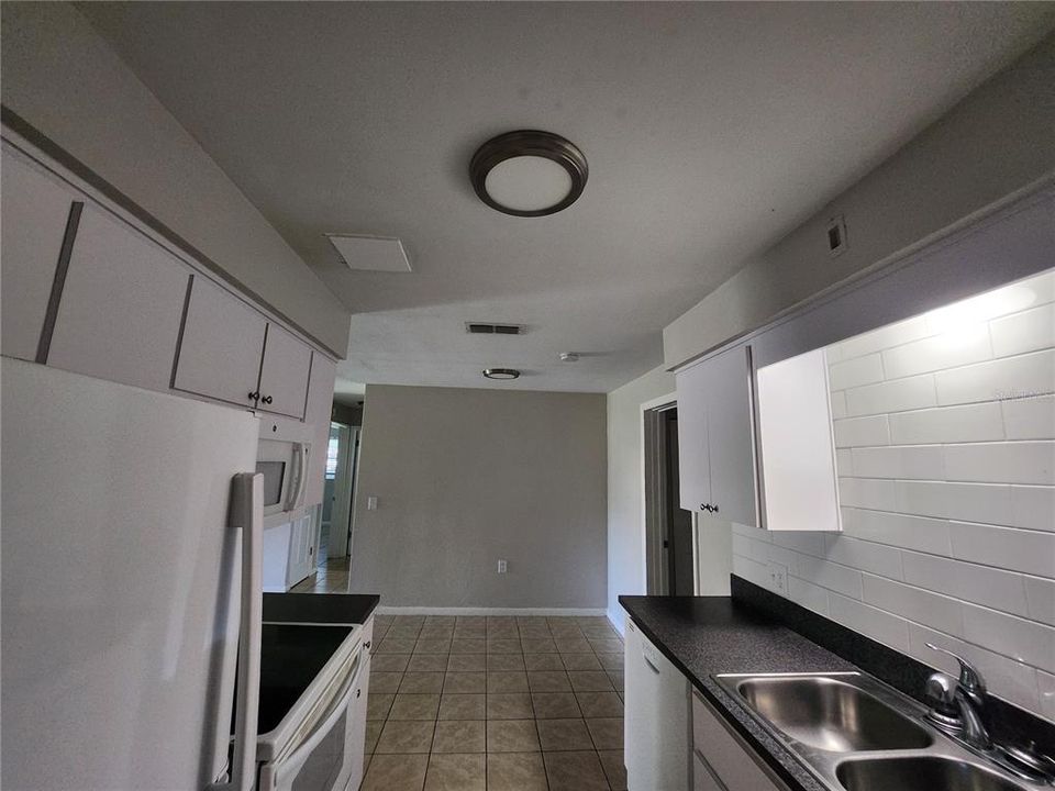 For Rent: $1,350 (3 beds, 1 baths, 900 Square Feet)