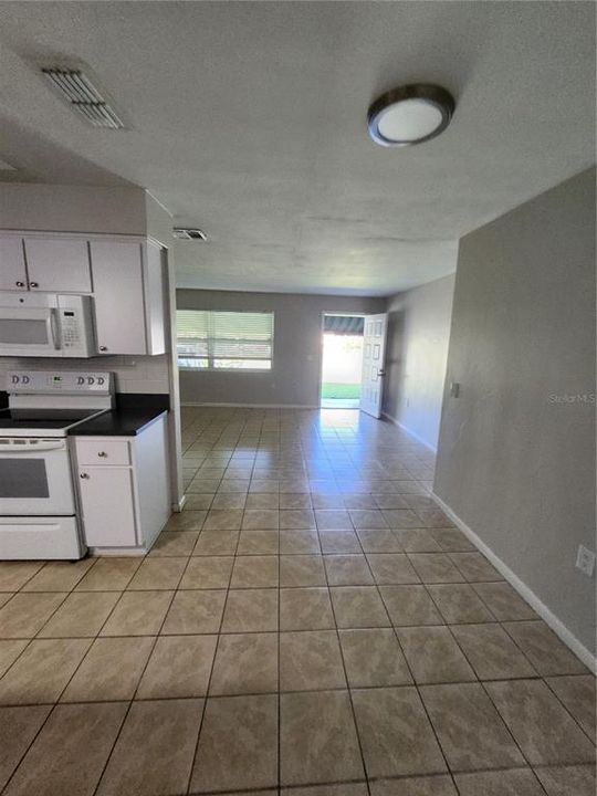 For Rent: $1,350 (3 beds, 1 baths, 900 Square Feet)